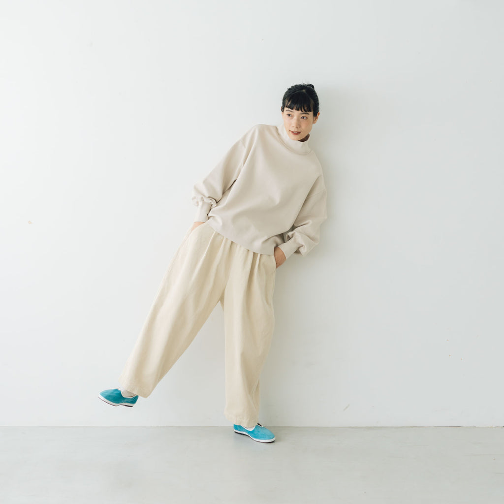 くらすこと +to 大人の定番、ハイネックプルオーバー