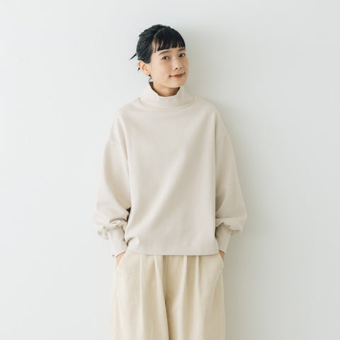 くらすこと +to 大人の定番、ハイネックプルオーバー