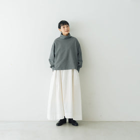 くらすこと +to 大人の定番、ハイネックプルオーバー