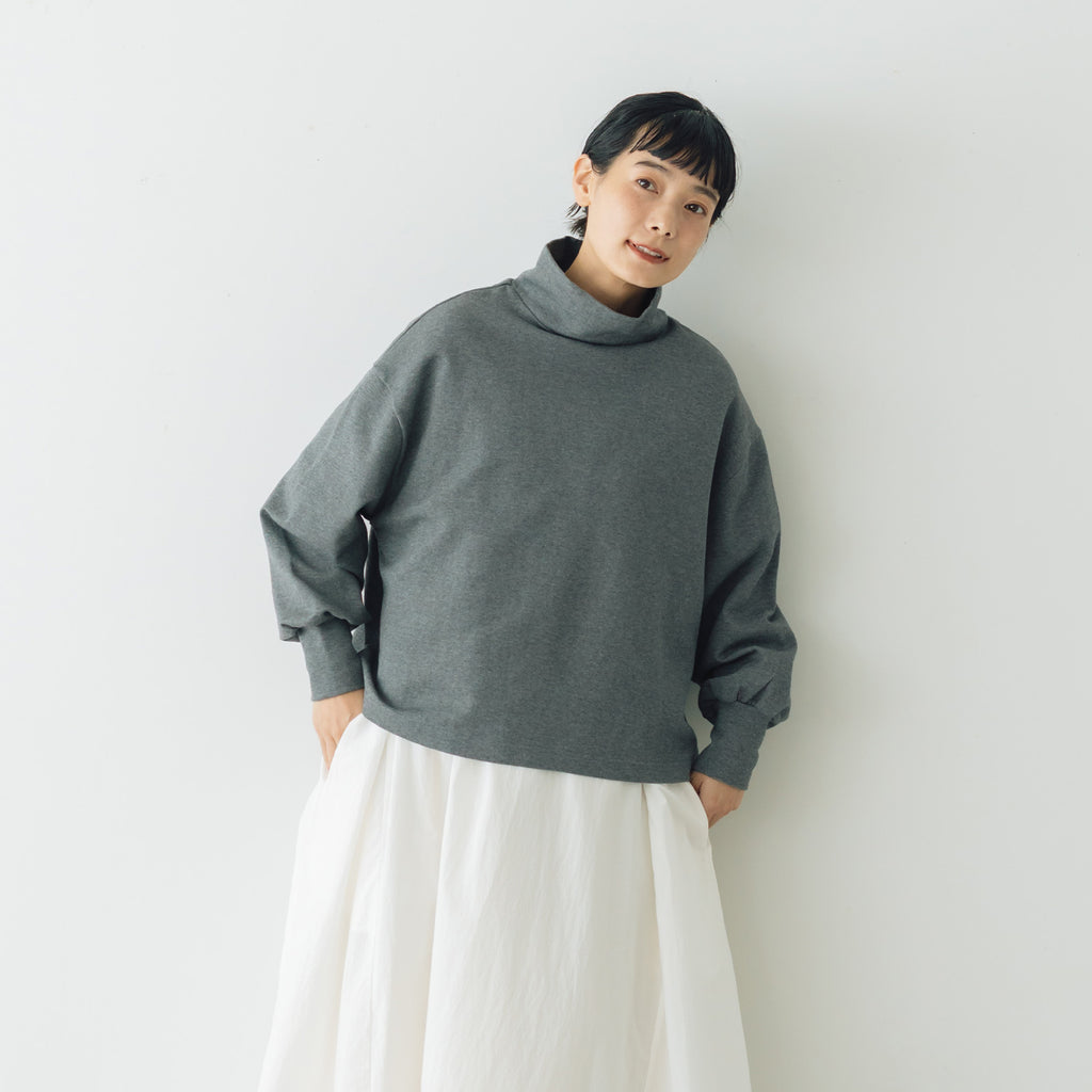 くらすこと +to 大人の定番、ハイネックプルオーバー