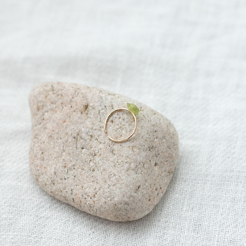 くらすこと わたしのお守り 天然石のひと粒イヤーカフ