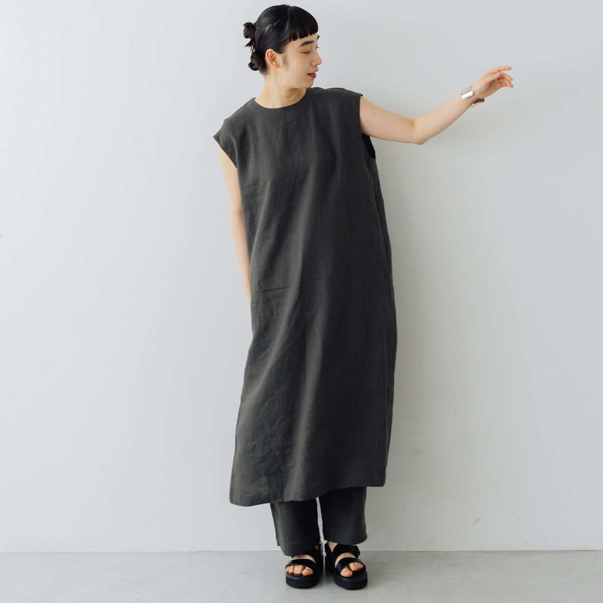くらすこと　kurasukoto リネンコットンワンピース チャコール SALE】 くらすこと 着こなしにリズムをつくる、おとなの麻100% 2way