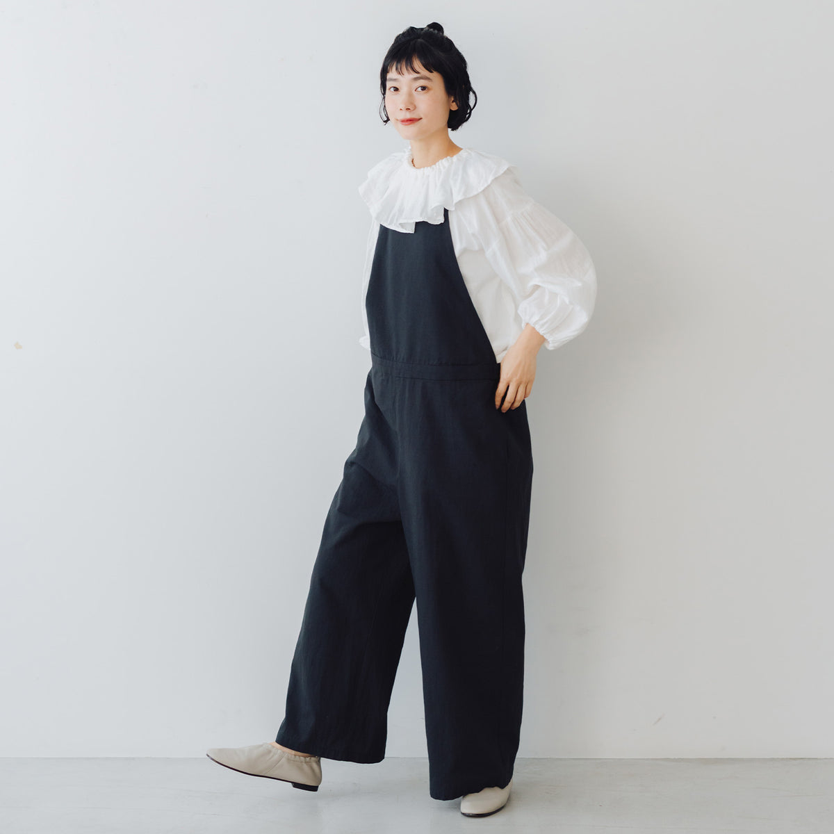 新品ムドカ/mudoca　その囲いの中でサロペットスカ―ト くらすこと すっきりまとまるブラックサロペット ｜くらすこと公式