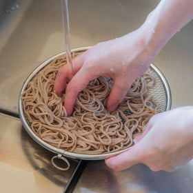 すっきり暮らす盆ざる 持ち上げフック付