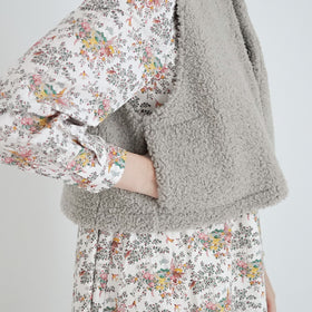 UNIVERSAL SEVEN ボア コンパクトベスト グレージュ