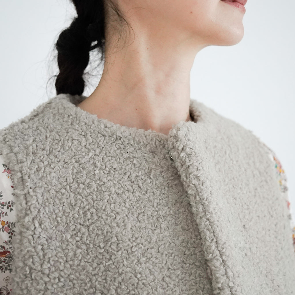 UNIVERSAL SEVEN ボア コンパクトベスト グレージュ