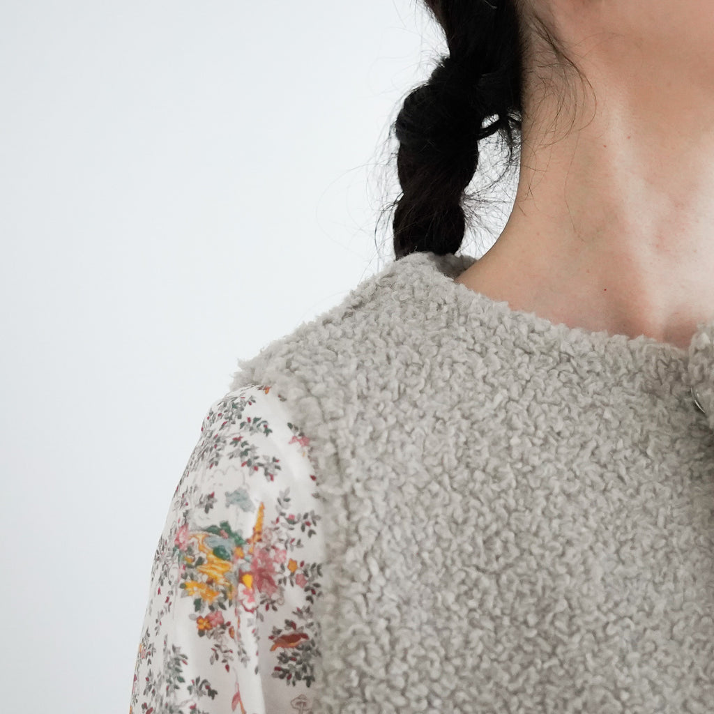 UNIVERSAL SEVEN ボア コンパクトベスト グレージュ