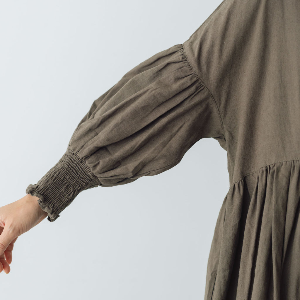 UNIVERSAL TISSU トリプルワッシャーリネンコットン Vネックワンピース モカ