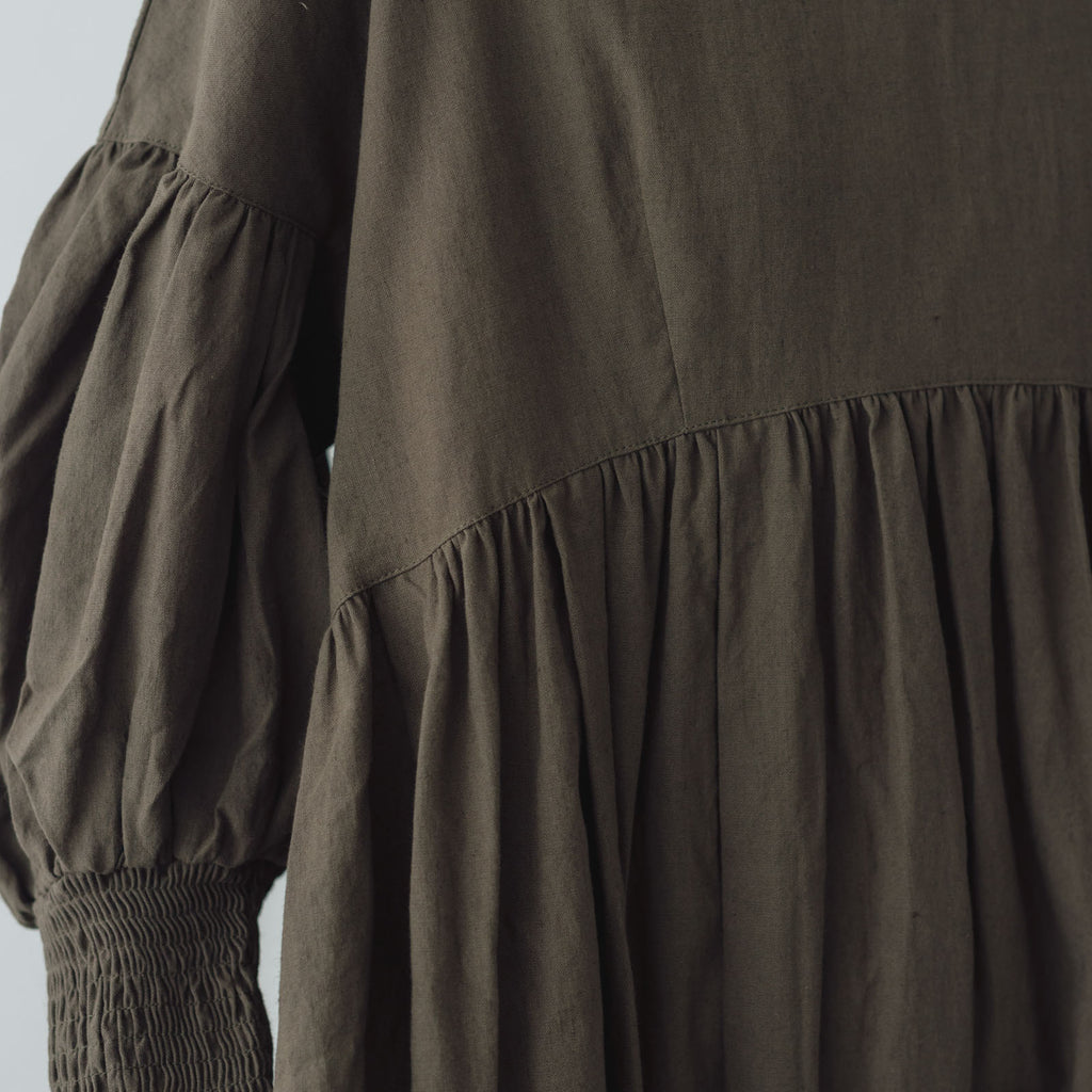 UNIVERSAL TISSU トリプルワッシャーリネンコットン Vネックワンピース モカ