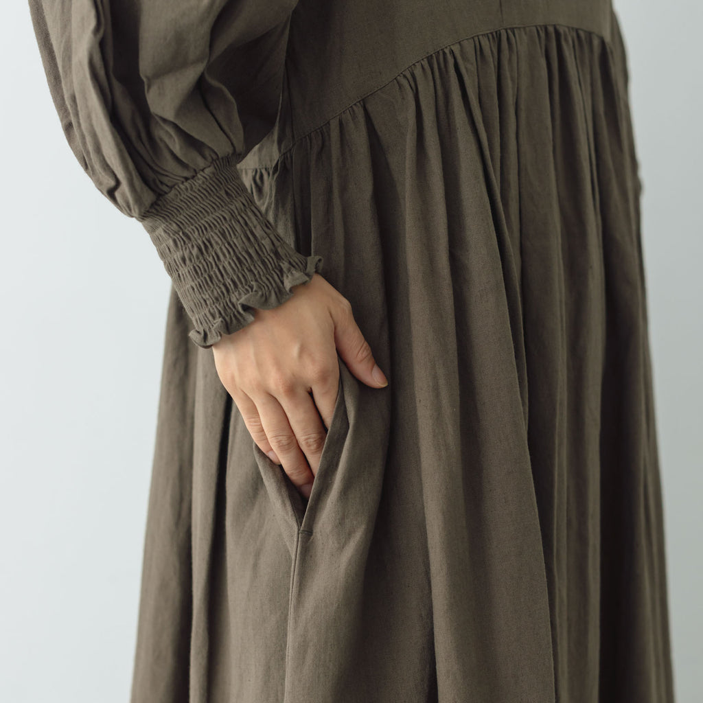 UNIVERSAL TISSU トリプルワッシャーリネンコットン Vネックワンピース モカ