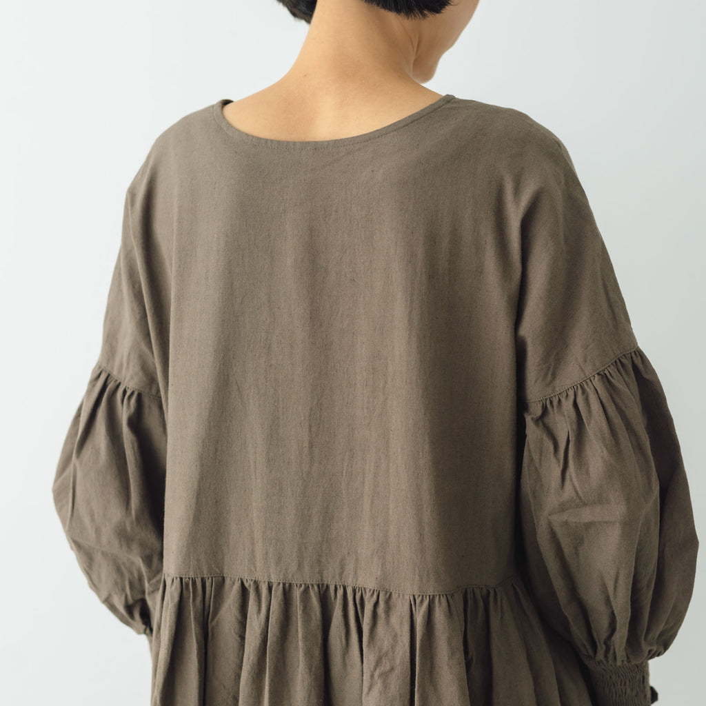 UNIVERSAL TISSU トリプルワッシャーリネンコットン Vネックワンピース モカ
