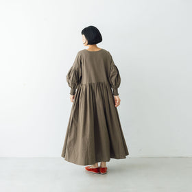 UNIVERSAL TISSU トリプルワッシャーリネンコットン Vネックワンピース モカ