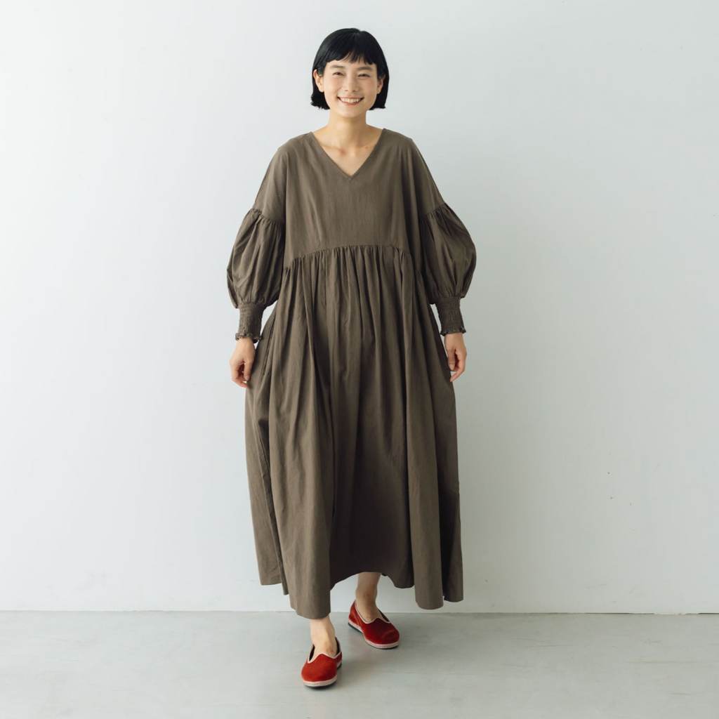 UNIVERSAL TISSU トリプルワッシャーリネンコットン Vネックワンピース モカ