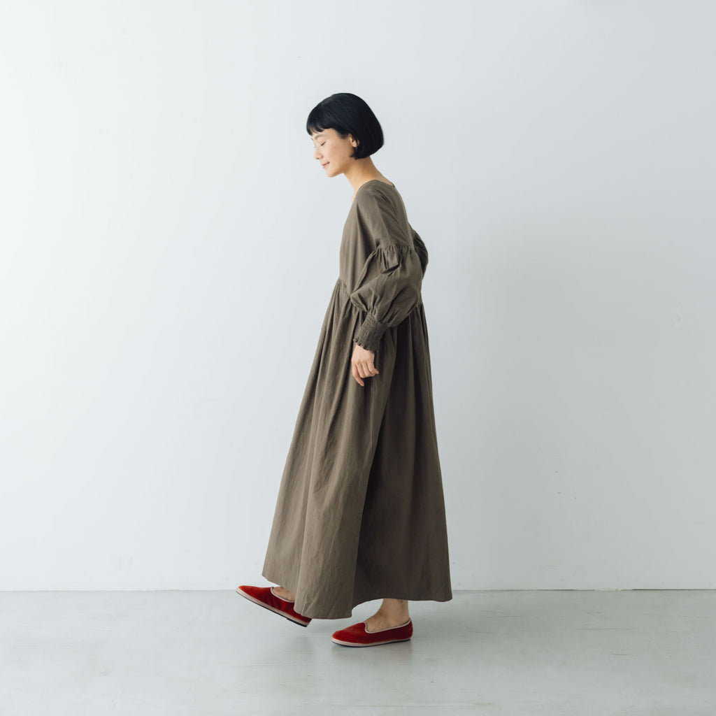 UNIVERSAL TISSU トリプルワッシャーリネンコットン Vネックワンピース モカ