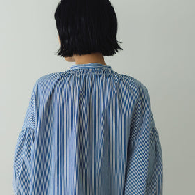 UNIVERSAL TISSU バンドカラーシャーリングブラウス ストライプ