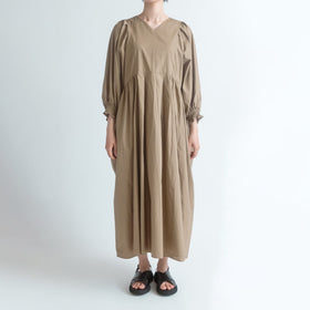 UNIVERSAL TISSU ナチュラルタイプライター タックギャザーワンピース