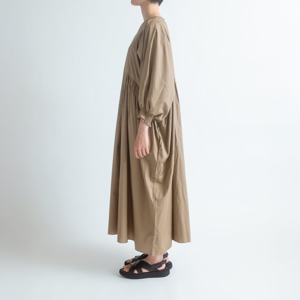 UNIVERSAL TISSU ナチュラルタイプライター タックギャザーワンピース