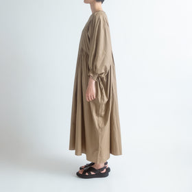 UNIVERSAL TISSU ナチュラルタイプライター タックギャザーワンピース