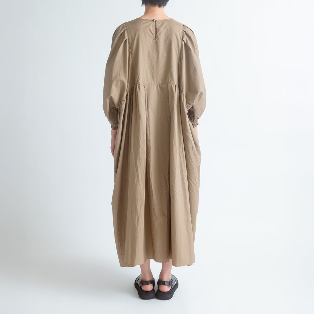 UNIVERSAL TISSU ナチュラルタイプライター タックギャザーワンピース