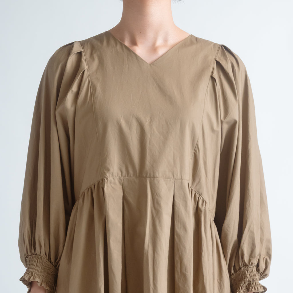 UNIVERSAL TISSU ナチュラルタイプライター タックギャザーワンピース