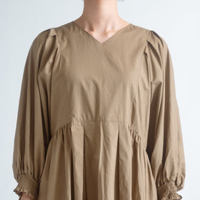 UNIVERSAL TISSU ナチュラルタイプライター タックギャザーワンピース