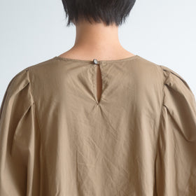 UNIVERSAL TISSU ナチュラルタイプライター タックギャザーワンピース