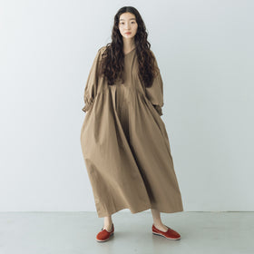 UNIVERSAL TISSU ナチュラルタイプライター タックギャザーワンピース