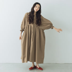 UNIVERSAL TISSU ナチュラルタイプライター タックギャザーワンピース