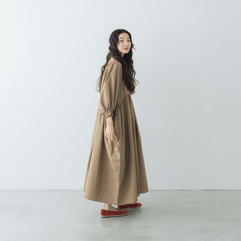 UNIVERSAL TISSU ナチュラルタイプライター タックギャザーワンピース