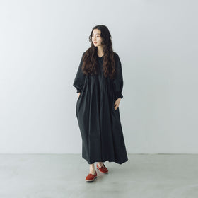 UNIVERSAL TISSU ナチュラルタイプライター タックギャザーワンピース