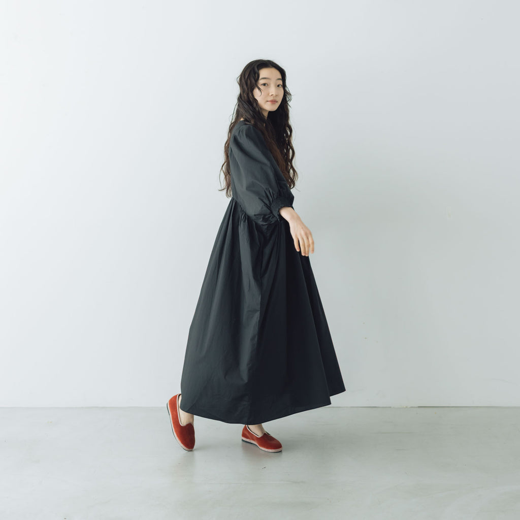 UNIVERSAL TISSU ナチュラルタイプライター タックギャザーワンピース