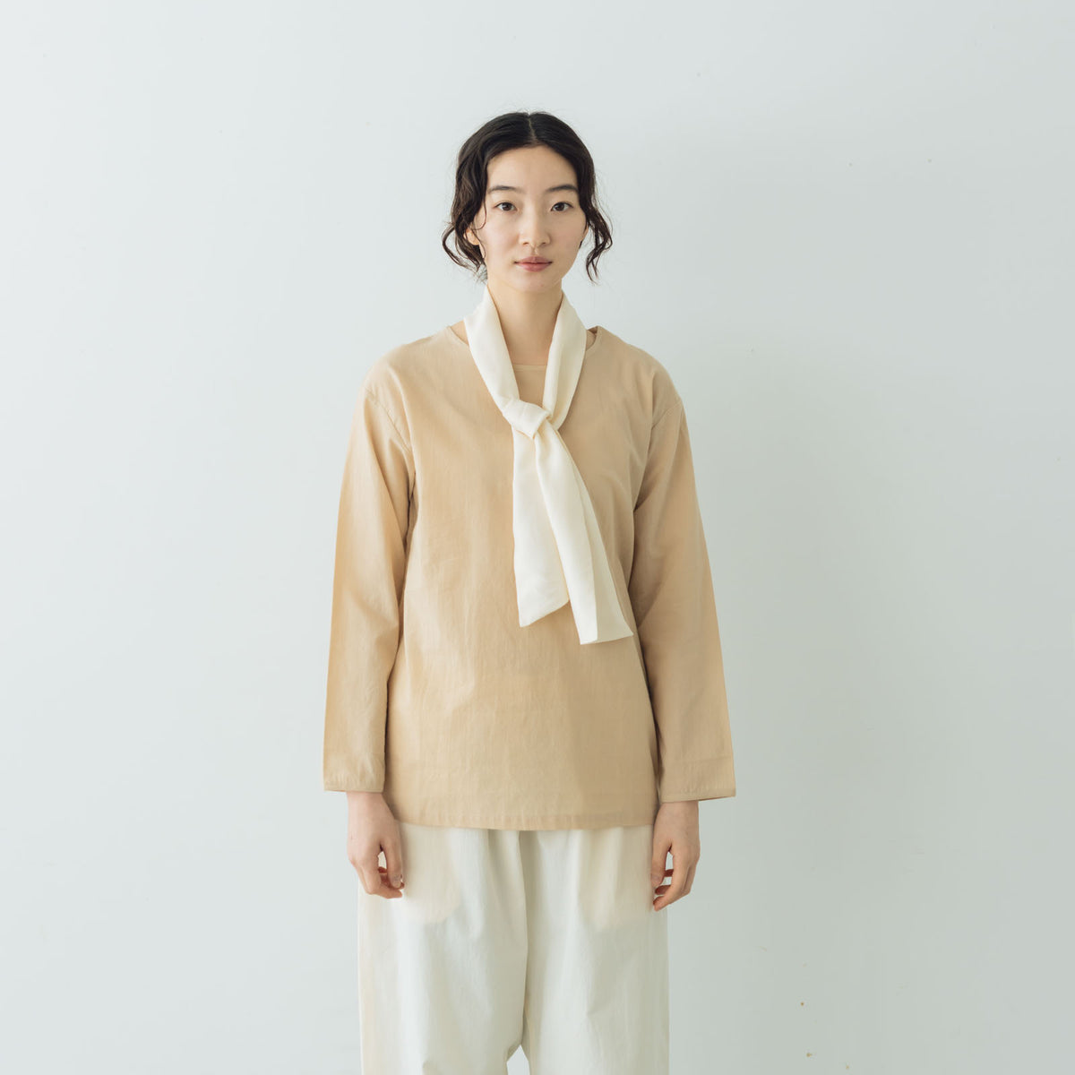 Yoli ホワイト シルクベストYoli Silk wrap vest 2024 Yoli シルクワンピース | Vie