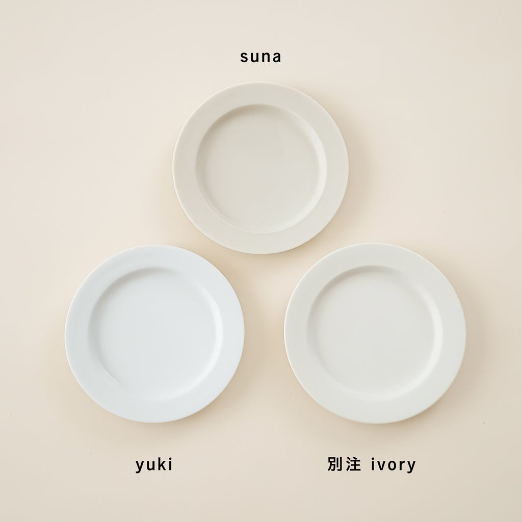 〈くらすこと別注〉yumiko iihoshi porcelain unjour plate ivory(つやあり)