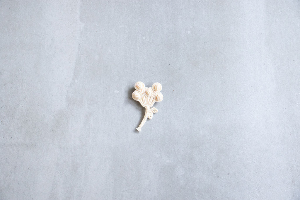松田紗和 ブローチ 5つの実 白
