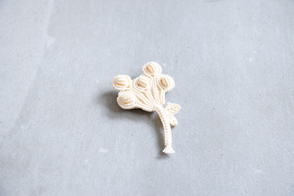 松田紗和 ブローチ 5つの実 白