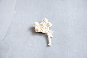 松田紗和 ブローチ 5つの実 白