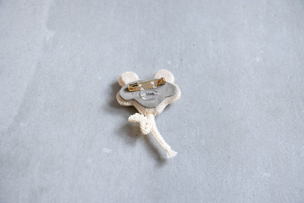 松田紗和 ブローチ 5つの実 白