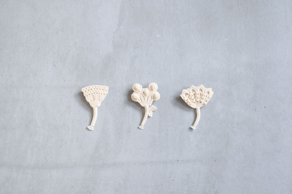 松田紗和 ブローチ ケイトウ 白