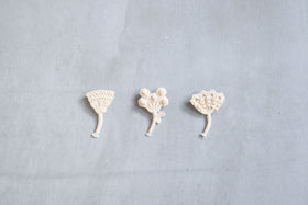 松田紗和 ブローチ ケイトウ 白