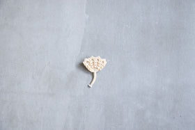 松田紗和 ブローチ カーネーション 小 白