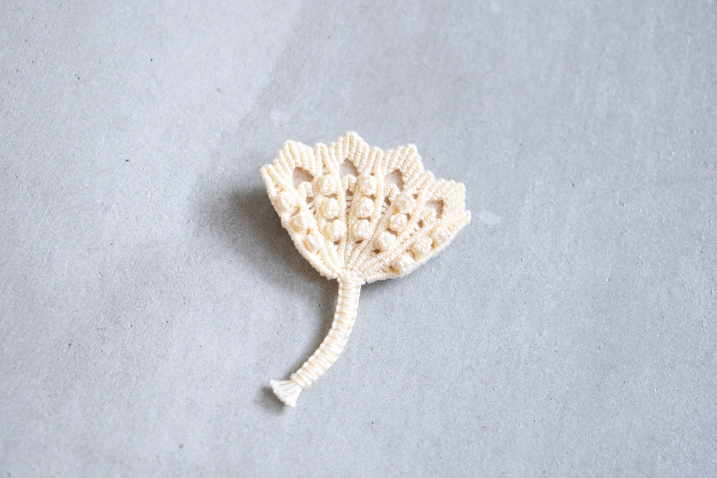 松田紗和 ブローチ カーネーション 小 白