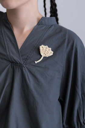 松田紗和 ブローチ カーネーション 小 白