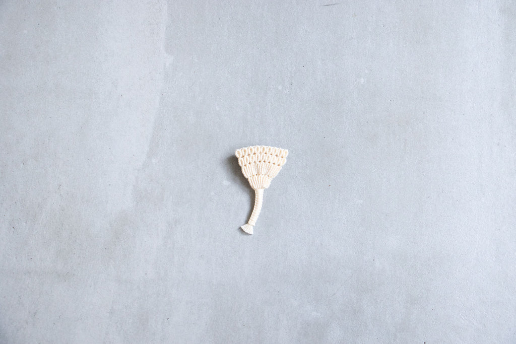 松田紗和 ブローチ ケイトウ 白