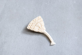 松田紗和 ブローチ ケイトウ 白