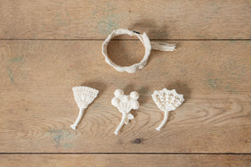 松田紗和 ブローチ 5つの実 白