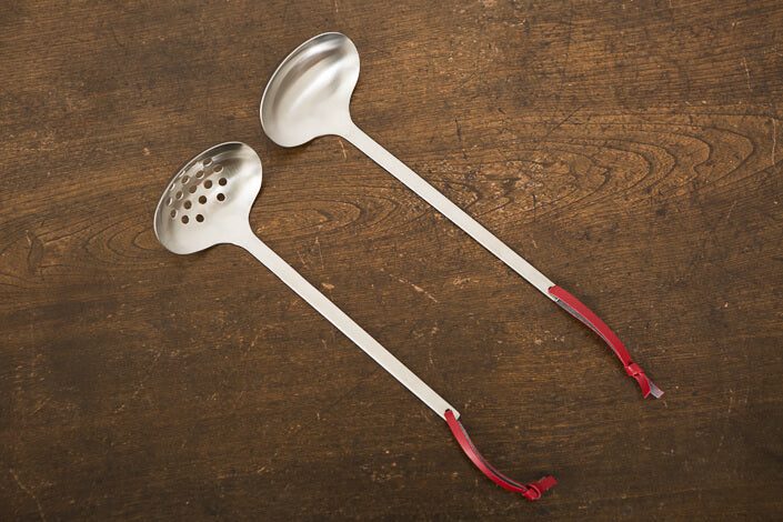 工房アイザワ 赤い革ひものついたお玉