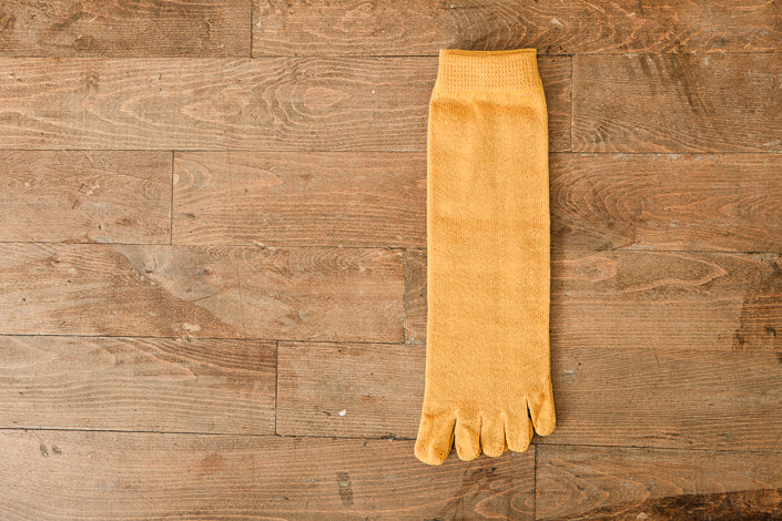 〈くらすこと別注〉うさぎの会の靴下 ウール5本指 重ねばきソックス マスタード