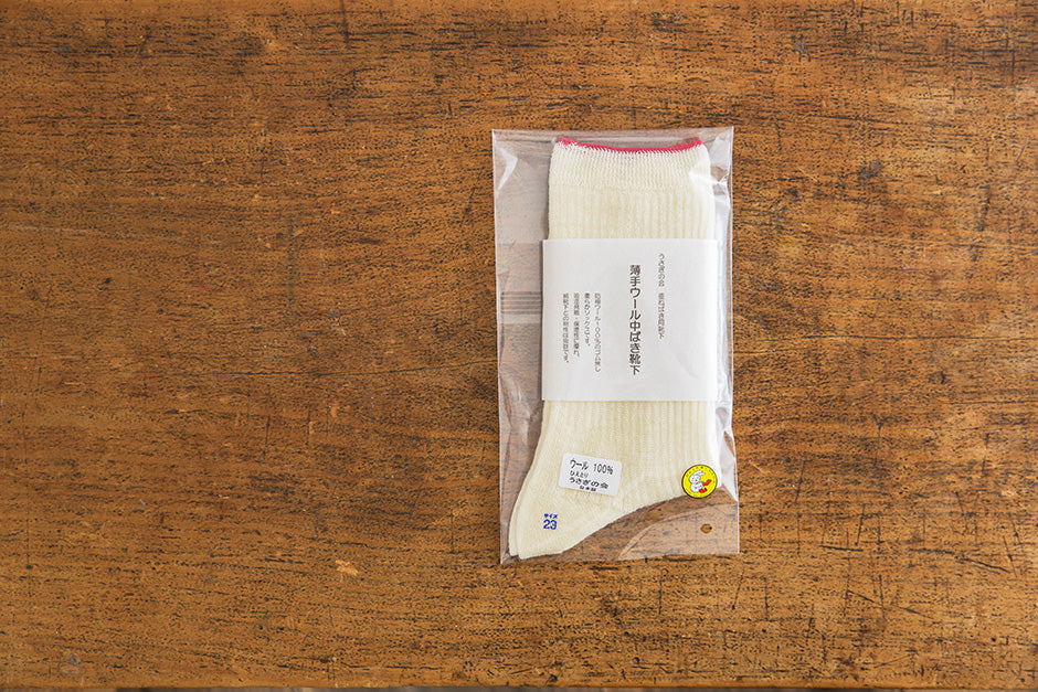 うさぎの会 薄手ウール中ばき靴下 生成