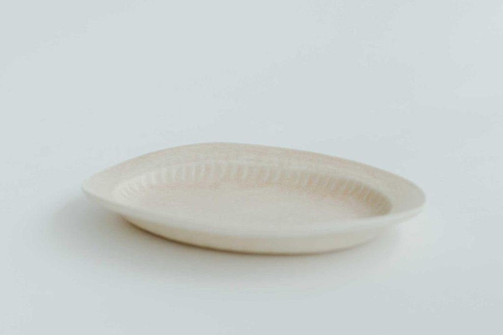 加藤かずみ 輪花オーバルプレート アイボリー
