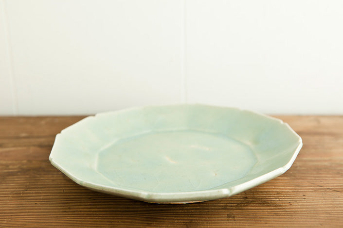 安齋新・厚子 青磁輪花7寸皿